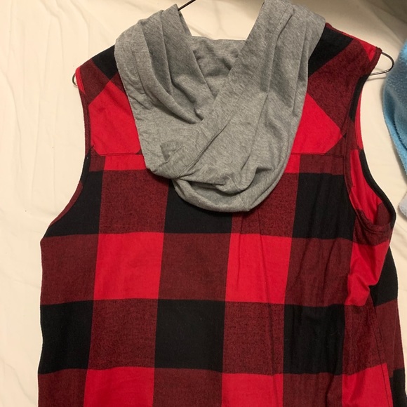 Plaid Red and Black Muscle shirt - Picture 2 of 3